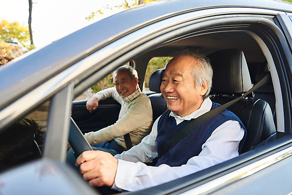 포토 JPG 주간 할아버지 노년 남자 자동차 미소 사람 앉기 상반신 야외 두명 옆모습 실버라이프 운전 한국인 즐거움 70대 노인남자만 고령운전 국내포토 자연요소 라이프스타일 감정 육상교통 뷰포인트 모션 표정 동양인 성인 남자만 노인만 파일형식