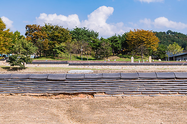 포토 JPG 주간 나무 구름 한국전통 여행 유적지 하늘 기와 풍경 사람없음 야외 관광지 세계문화유산 문화재 가을 역사 한국사 조선시대 부여 부여정림사지 백제역사유적지구 국내포토 자연요소 식물 전통 계절 고건축 한국 충청남도 파일형식