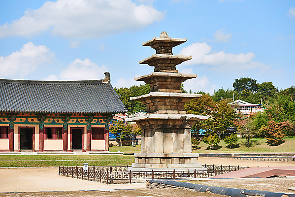 포토 JPG 주간 구름 한국전통 여행 유적지 하늘 풍경 사람없음 야외 관광지 세계문화유산 문화재 가을 역사 한국사 조선시대 부여 부여정림사지 부여정림사지오층석탑 백제역사유적지구 국내포토 자연요소 전통 계절 고건축 한국 석탑 충청남도 파일형식