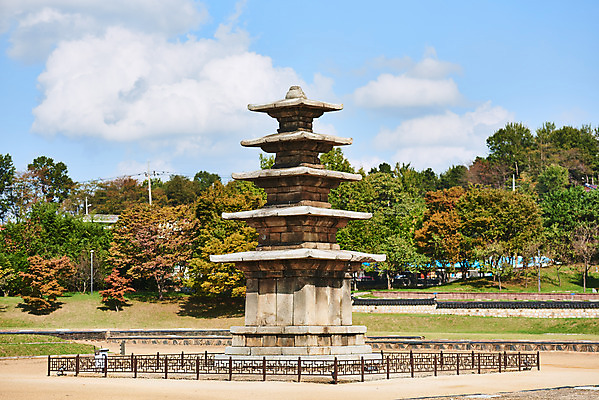 포토 JPG 주간 나무 구름 한국전통 여행 유적지 하늘 풍경 사람없음 야외 관광지 세계문화유산 문화재 가을 역사 한국사 조선시대 부여 부여정림사지 부여정림사지오층석탑 백제역사유적지구 국내포토 자연요소 식물 전통 계절 고건축 한국 석탑 충청남도 파일형식