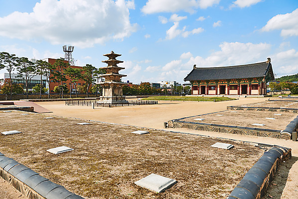 포토 JPG 주간 구름 한국전통 여행 유적지 하늘 풍경 사람없음 야외 관광지 세계문화유산 문화재 가을 역사 한국사 조선시대 부여 부여정림사지 부여정림사지오층석탑 백제역사유적지구 국내포토 자연요소 전통 계절 고건축 한국 석탑 충청남도 파일형식