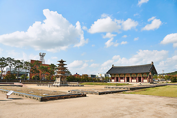 포토 JPG 주간 구름 한국전통 여행 유적지 하늘 풍경 사람없음 야외 관광지 세계문화유산 문화재 가을 역사 한국사 조선시대 부여 부여정림사지 부여정림사지오층석탑 백제역사유적지구 국내포토 자연요소 전통 계절 고건축 한국 석탑 충청남도 파일형식