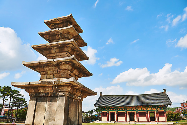 포토 JPG 주간 구름 한국전통 로우앵글 여행 유적지 하늘 풍경 사람없음 야외 관광지 세계문화유산 문화재 가을 역사 한국사 조선시대 부여 부여정림사지 부여정림사지오층석탑 백제역사유적지구 국내포토 자연요소 전통 계절 뷰포인트 고건축 한국 석탑 충청남도 파일형식