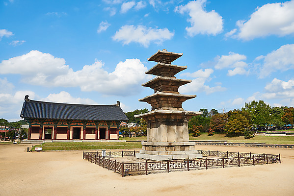 포토 JPG 주간 구름 한국전통 여행 유적지 하늘 풍경 사람없음 야외 관광지 세계문화유산 문화재 가을 역사 한국사 조선시대 부여 부여정림사지 부여정림사지오층석탑 백제역사유적지구 국내포토 자연요소 전통 계절 고건축 한국 석탑 충청남도 파일형식
