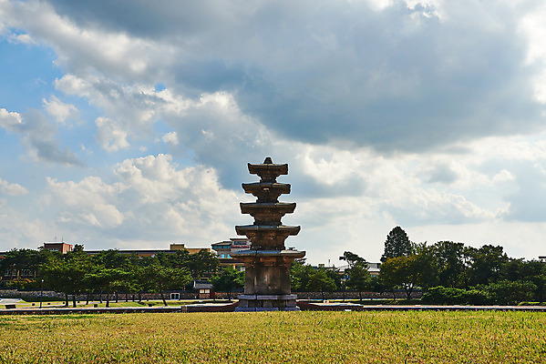 포토 JPG 주간 구름 한국전통 여행 유적지 하늘 풍경 사람없음 야외 관광지 세계문화유산 문화재 가을 역사 한국사 조선시대 부여 부여정림사지 부여정림사지오층석탑 백제역사유적지구 국내포토 자연요소 전통 계절 고건축 한국 석탑 충청남도 파일형식