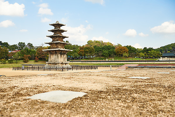 포토 JPG 주간 구름 한국전통 여행 유적지 하늘 풍경 사람없음 야외 관광지 세계문화유산 문화재 가을 역사 한국사 조선시대 부여 부여정림사지 부여정림사지오층석탑 백제역사유적지구 국내포토 자연요소 전통 계절 고건축 한국 석탑 충청남도 파일형식