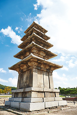 포토 JPG 주간 구름 한국전통 로우앵글 여행 유적지 하늘 풍경 사람없음 야외 관광지 세계문화유산 문화재 가을 역사 한국사 조선시대 부여 부여정림사지 부여정림사지오층석탑 백제역사유적지구 국내포토 자연요소 전통 계절 뷰포인트 고건축 한국 석탑 충청남도 파일형식
