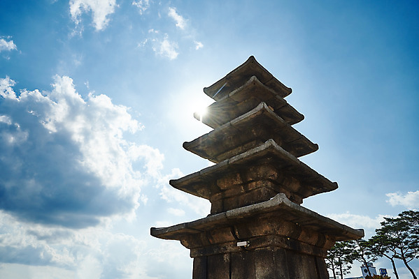 포토 JPG 주간 구름 한국전통 로우앵글 여행 유적지 하늘 풍경 사람없음 야외 관광지 햇빛 세계문화유산 문화재 가을 역사 한국사 조선시대 부여 부여정림사지 부여정림사지오층석탑 백제역사유적지구 국내포토 자연요소 전통 계절 뷰포인트 고건축 한국 태양 석탑 충청남도 파일형식