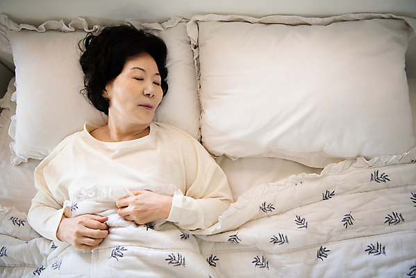 포토 JPG 여자 노년 실내 피곤 한명 사람 상반신 앞모습 실버라이프 하이앵글 눕기 눈감음 침실 한국인 침대 잠 60대 편안함 노인여자한명만 졸혼 국내포토 1 라이프스타일 뷰포인트 가구 컨셉 모션 동양인 성인 내부 감각 합성어 여자한명만 노인여자만 파일형식