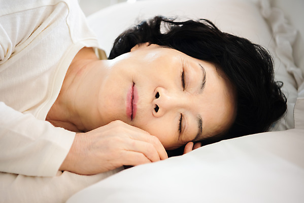 포토 JPG 여자 노년 실내 한명 사람 근접촬영 상반신 옆모습 실버라이프 눕기 눈감음 침실 이불 한국인 침대 잠 60대 편안함 노인여자한명만 졸혼 국내포토 1 라이프스타일 뷰포인트 가구 침구 모션 동양인 성인 내부 감각 합성어 여자한명만 노인여자만 파일형식