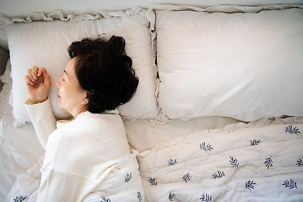 포토 JPG 여자 노년 실내 피곤 한명 사람 상반신 옆모습 실버라이프 하이앵글 눕기 침실 한국인 침대 잠 60대 편안함 노인여자한명만 졸혼 국내포토 1 라이프스타일 뷰포인트 가구 컨셉 모션 동양인 성인 내부 감각 합성어 여자한명만 노인여자만 파일형식