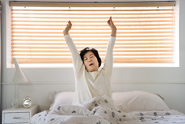 포토 JPG 여자 노년 실내 피곤 한명 사람 앉기 상반신 앞모습 실버라이프 손들기 눈감음 스트레칭 침실 한국인 침대 60대 편안함 기지개 노인여자한명만 졸혼 국내포토 1 라이프스타일 뷰포인트 가구 컨셉 모션 동양인 성인 내부 운동 감각 합성어 여자한명만 노인여자만 파일형식