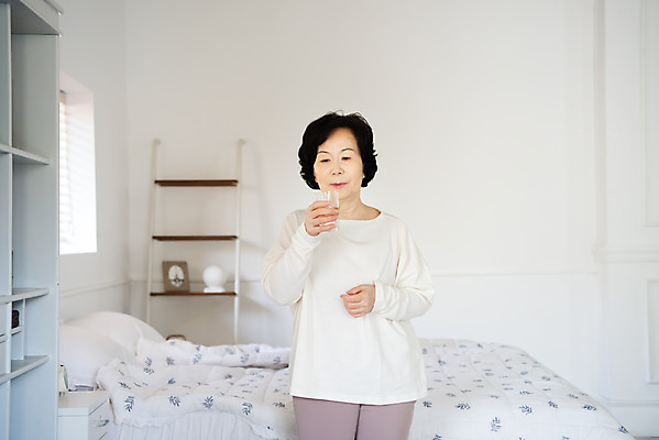 포토 JPG 여자 노년 아침 실내 한명 서기 들기 사람 상반신 앞모습 컵 물 실버라이프 약 침실 한국인 침대 60대 물마시기 노인여자한명만 졸혼 국내포토 주간 자연요소 1 라이프스타일 식기 뷰포인트 가구 의학 모션 동양인 성인 내부 마시기 합성어 여자한명만 노인여자만 파일형식