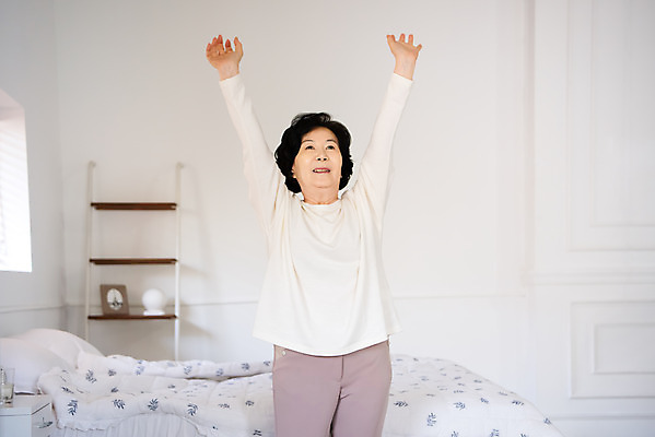 포토 JPG 여자 노년 실내 한명 서기 사람 상반신 앞모습 실버라이프 손들기 스트레칭 침실 한국인 침대 60대 기지개 노인여자한명만 졸혼 국내포토 1 라이프스타일 뷰포인트 가구 모션 동양인 성인 내부 운동 합성어 여자한명만 노인여자만 파일형식