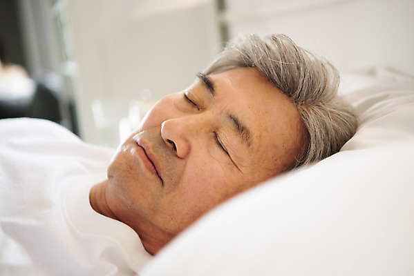 포토 JPG 노년 남자 얼굴 실내 한명 사람 근접촬영 상반신 옆모습 실버라이프 눕기 눈감음 침실 이불 한국인 침대 잠 70대 숙면 노인남자한명만 졸혼 국내포토 1 라이프스타일 뷰포인트 가구 침구 모션 동양인 성인 내부 신체부위 합성어 남자한명만 노인남자만 파일형식