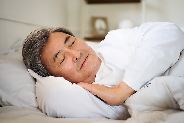 포토 JPG 노년 남자 실내 한명 사람 상반신 옆모습 실버라이프 눕기 눈감음 침실 이불 한국인 침대 잠 70대 숙면 노인남자한명만 졸혼 국내포토 1 라이프스타일 뷰포인트 가구 침구 모션 동양인 성인 내부 합성어 남자한명만 노인남자만 파일형식