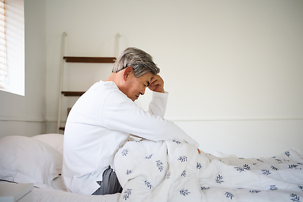 포토 JPG 노년 남자 실내 한명 사람 앉기 상반신 옆모습 실버라이프 침실 이불 한국인 침대 고민 걱정 70대 불면증 노인남자한명만 졸혼 국내포토 1 라이프스타일 감정 뷰포인트 가구 침구 모션 동양인 성인 내부 질병 합성어 남자한명만 노인남자만 파일형식