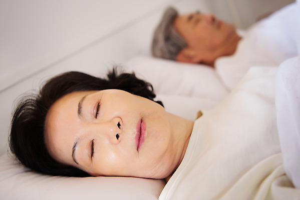 포토 JPG 여자 노년 남자 아침 실내 사람 상반신 두명 앞모습 실버라이프 눕기 눈감음 노부부 침실 한국인 침대 잠 60대 70대 숙면 노인만 국내포토 주간 라이프스타일 부부 뷰포인트 가구 모션 동양인 성인 내부 성인만 파일형식