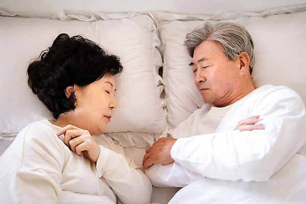포토 JPG 여자 노년 남자 아침 실내 사람 상반신 두명 옆모습 실버라이프 눕기 마주보기 눈감음 노부부 침실 한국인 침대 잠 60대 70대 숙면 노인만 국내포토 주간 라이프스타일 부부 뷰포인트 가구 모션 동양인 성인 내부 성인만 파일형식