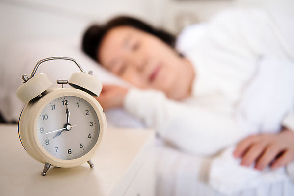 포토 JPG 여자 노년 여유 시계 아침 휴식 실내 한명 사람 상반신 옆모습 아웃포커스 실버라이프 눕기 침실 한국인 알람 60대 늦잠 숙면 노인여자한명만 국내포토 주간 1 라이프스타일 감정 뷰포인트 컨셉 모션 촬영기법 동양인 성인 내부 잠 여자한명만 노인여자만 파일형식