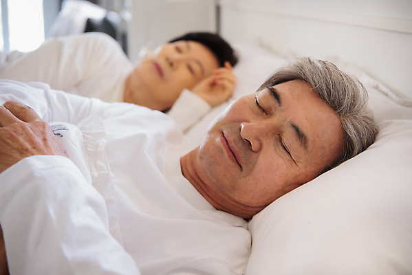 포토 JPG 여자 노년 남자 아침 실내 사람 상반신 두명 앞모습 옆모습 실버라이프 눕기 눈감음 노부부 침실 한국인 침대 잠 60대 70대 숙면 노인만 국내포토 주간 라이프스타일 부부 뷰포인트 가구 모션 동양인 성인 내부 성인만 파일형식