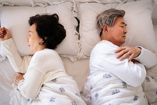 포토 JPG 여자 노년 남자 아침 실내 사람 상반신 두명 옆모습 실버라이프 눕기 눈감음 노부부 침실 한국인 등돌리기 침대 잠 60대 70대 숙면 노인만 국내포토 주간 라이프스타일 부부 뷰포인트 가구 모션 동양인 성인 내부 성인만 파일형식