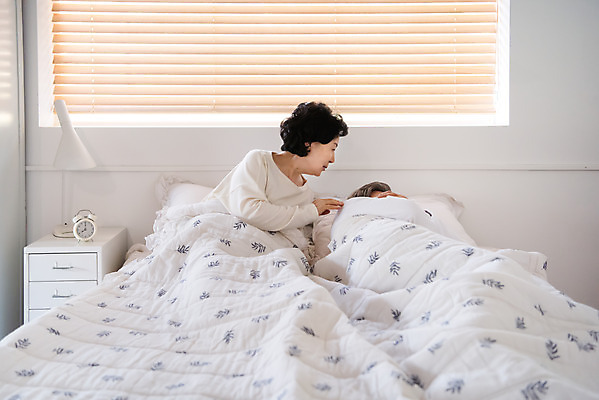 포토 JPG 여자 노년 남자 아침 실내 사람 상반신 두명 옆모습 실버라이프 눕기 노부부 침실 한국인 기상 침대 잠 60대 70대 숙면 노인만 국내포토 주간 라이프스타일 부부 뷰포인트 가구 모션 동양인 성인 내부 성인만 파일형식