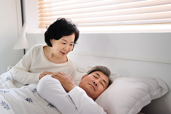 포토 JPG 응시 여자 노년 남자 아침 실내 사람 상반신 두명 옆모습 실버라이프 눕기 눈감음 노부부 침실 한국인 침대 잠 60대 70대 기상청 노인만 국내포토 주간 라이프스타일 부부 시선 뷰포인트 가구 모션 동양인 성인 내부 성인만 파일형식