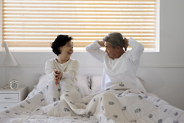 포토 JPG 여자 노년 남자 아침 실내 미소 사람 앉기 상반신 두명 앞모습 실버라이프 마주보기 노부부 스트레칭 침실 한국인 침대 60대 70대 노인만 국내포토 주간 라이프스타일 부부 뷰포인트 가구 모션 표정 동양인 성인 내부 운동 성인만 파일형식