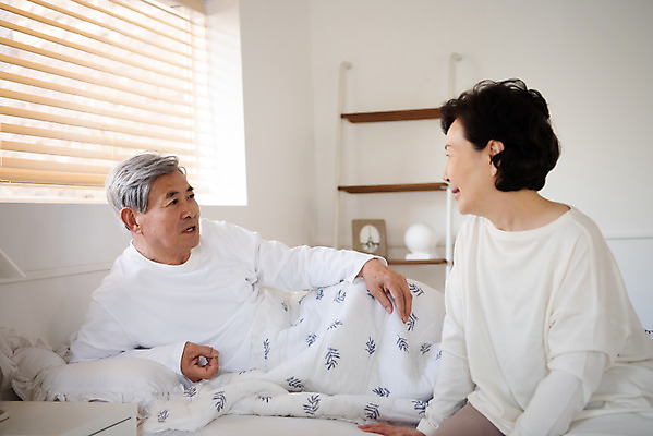 포토 JPG 응시 여자 노년 남자 아침 실내 대화 사람 앉기 상반신 두명 앞모습 옆모습 실버라이프 눕기 노부부 침실 한국인 침대 60대 70대 노인만 국내포토 주간 라이프스타일 부부 시선 뷰포인트 가구 모션 말하기 동양인 성인 내부 성인만 파일형식