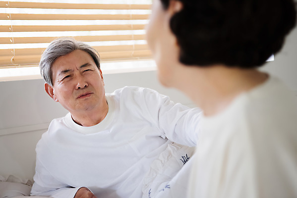 포토 JPG 여자 노년 남자 아침 실내 이야기 대화 미소 사람 앉기 상반신 두명 앞모습 옆모습 실버라이프 눕기 마주보기 노부부 침실 한국인 60대 70대 노인만 국내포토 주간 라이프스타일 부부 뷰포인트 모션 표정 말하기 동양인 성인 내부 성인만 파일형식