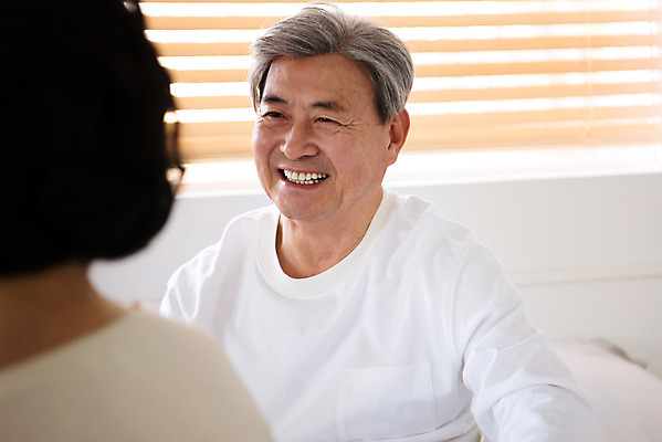 포토 JPG 여자 노년 남자 아침 실내 대화 미소 사람 앉기 상반신 두명 앞모습 뒷모습 실버라이프 약 마주보기 노부부 침실 한국인 60대 물컵 70대 물마시기 노인만 국내포토 주간 라이프스타일 부부 뷰포인트 의학 모션 표정 말하기 동양인 성인 내부 컵 마시기 성인만 파일형식