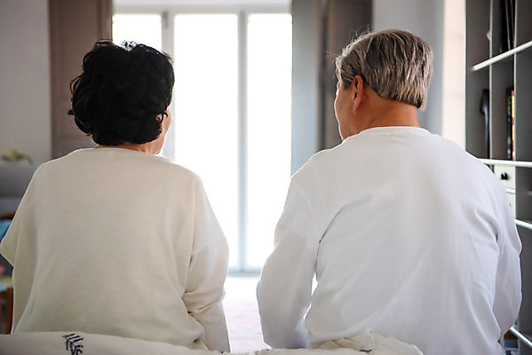 포토 JPG 여자 노년 남자 아침 실내 이야기 대화 사람 앉기 상반신 두명 뒷모습 실버라이프 노부부 한국인 60대 70대 노인만 국내포토 주간 라이프스타일 부부 뷰포인트 모션 말하기 동양인 성인 내부 성인만 파일형식