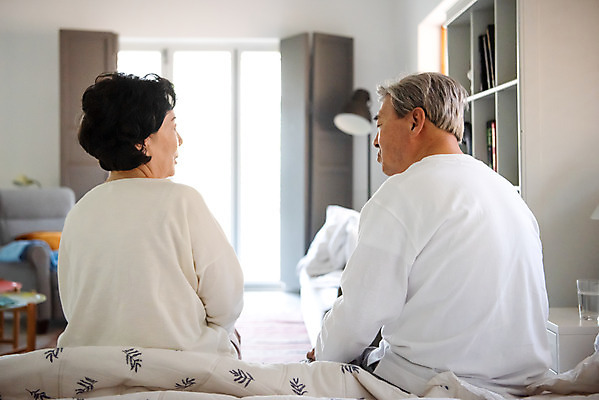 포토 JPG 여자 노년 남자 아침 실내 이야기 대화 사람 앉기 상반신 두명 뒷모습 실버라이프 마주보기 노부부 침실 한국인 60대 70대 노인만 국내포토 주간 라이프스타일 부부 뷰포인트 모션 말하기 동양인 성인 내부 성인만 파일형식