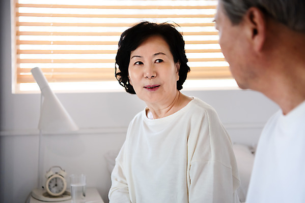 포토 JPG 응시 여자 노년 남자 아침 실내 이야기 대화 미소 사람 앉기 상반신 두명 앞모습 옆모습 실버라이프 마주보기 노부부 침실 한국인 60대 70대 노인만 국내포토 주간 라이프스타일 부부 시선 뷰포인트 모션 표정 말하기 동양인 성인 내부 성인만 파일형식