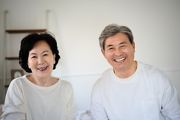 포토 JPG 응시 여자 노년 남자 아침 실내 대화 미소 사람 상반신 두명 앞모습 실버라이프 노부부 침실 한국인 60대 70대 노인만 국내포토 주간 라이프스타일 부부 시선 뷰포인트 표정 말하기 동양인 성인 내부 성인만 파일형식