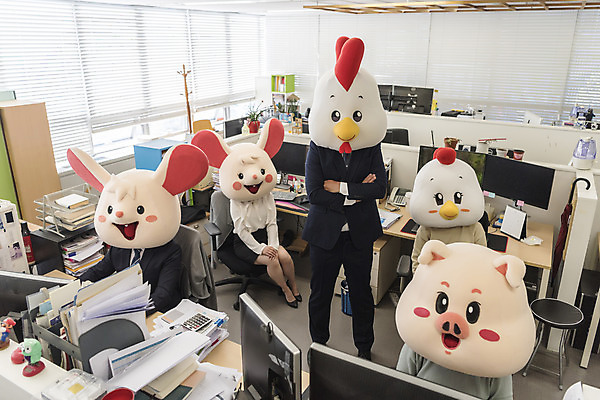 포토 JPG 전신 여자 남자 40대 중년 실내 앉기 정장 여러명 상반신 20대 성인 앞모습 30대 하이앵글 사무실 한국인 닭띠 닭 돼지띠 돼지 비즈니스맨 비즈니스우먼 쥐띠 쥐 상사 동료 닭캐릭터 쥐캐릭터 돼지캐릭터 동물탈 흰쥐 2020년 경자년 국내포토 옷 뷰포인트 동물캐릭터 다수 비즈니스 포유류 관계 모션 조류 사람 동양인 청년 내부 장년 십이지신 직장인 설치류 연도 탈 파일형식