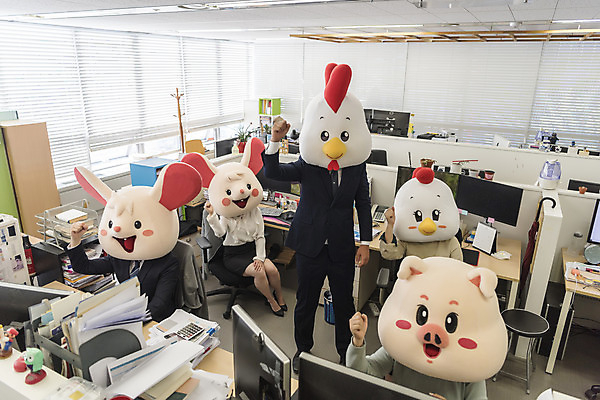 포토 JPG 전신 여자 남자 40대 중년 응원 실내 앉기 정장 여러명 상반신 20대 성인 앞모습 30대 하이앵글 사무실 파이팅 주먹 한국인 닭띠 닭 돼지띠 돼지 비즈니스맨 비즈니스우먼 쥐띠 쥐 상사 동료 닭캐릭터 쥐캐릭터 돼지캐릭터 동물탈 흰쥐 2020년 경자년 국내포토 옷 뷰포인트 동물캐릭터 다수 비즈니스 포유류 관계 모션 조류 사람 동양인 청년 내부 장년 십이지신 직장인 설치류 연도 탈 파일형식