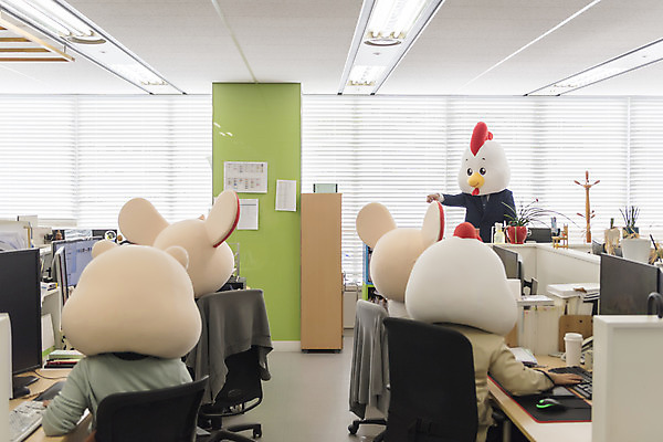 포토 JPG 응시 여자 남자 40대 중년 실내 서기 앉기 정장 여러명 상반신 20대 성인 앞모습 뒷모습 30대 사무실 한국인 닭띠 닭 돼지띠 돼지 비즈니스맨 비즈니스우먼 쥐띠 쥐 지시 상사 동료 리더 닭캐릭터 쥐캐릭터 돼지캐릭터 동물탈 흰쥐 2020년 경자년 팀장 국내포토 시선 옷 뷰포인트 동물캐릭터 다수 비즈니스 포유류 관계 모션 조류 사람 동양인 청년 내부 장년 십이지신 직장인 설치류 연도 탈 파일형식