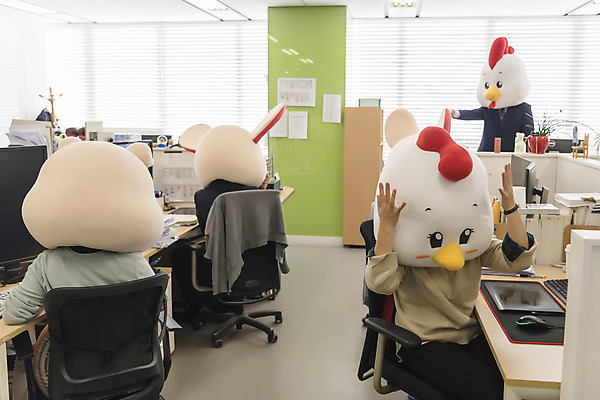 포토 JPG 여자 남자 40대 중년 실내 서기 앉기 정장 여러명 상반신 20대 성인 앞모습 뒷모습 30대 사무실 한국인 가리킴 닭띠 닭 돼지띠 돼지 비즈니스맨 비즈니스우먼 쥐띠 쥐 지시 상사 동료 리더 닭캐릭터 쥐캐릭터 돼지캐릭터 동물탈 흰쥐 2020년 경자년 팀장 국내포토 옷 뷰포인트 동물캐릭터 다수 비즈니스 포유류 관계 모션 조류 사람 동양인 손짓 청년 내부 장년 십이지신 직장인 설치류 연도 탈 파일형식