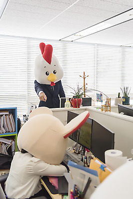 포토 JPG 여자 남자 엎드리기 실내 서기 앉기 정장 상반신 20대 성인 두명 앞모습 옆모습 30대 사무실 한국인 가리킴 닭띠 닭 비즈니스맨 비즈니스우먼 쥐띠 쥐 꾸지람 동료 닭캐릭터 쥐캐릭터 명령 동물탈 흰쥐 엄격한 성인만 2020년 경자년 국내포토 옷 뷰포인트 동물캐릭터 비즈니스 관계 모션 조류 사람 동양인 손짓 청년 내부 장년 십이지신 직장인 설치류 체벌 연도 탈 파일형식