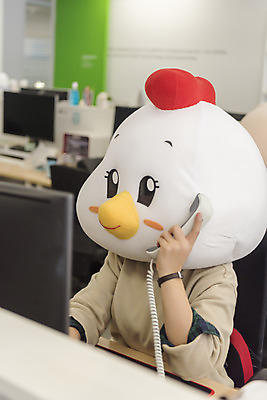 포토 JPG 여자 40대 중년 실내 한명 앉기 상반신 옆모습 사무실 한국인 닭띠 닭 업무 비즈니스우먼 닭캐릭터 통화 동물탈 중년여자한명만 2020년 경자년 국내포토 1 뷰포인트 동물캐릭터 비즈니스 모션 조류 사람 동양인 성인 내부 십이지신 작업 직장인 연도 탈 여자한명만 중년여자만 파일형식