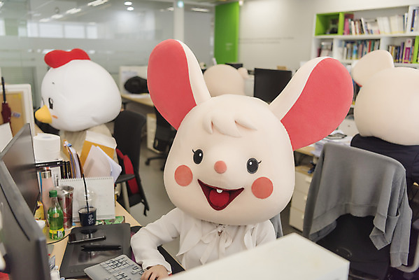 포토 JPG 여자 남자 40대 중년 실내 앉기 정장 여러명 상반신 20대 성인 앞모습 옆모습 사무실 한국인 닭띠 닭 업무 비즈니스맨 비즈니스우먼 쥐띠 쥐 상사 동료 닭캐릭터 쥐캐릭터 동물탈 흰쥐 2020년 경자년 국내포토 옷 뷰포인트 동물캐릭터 다수 비즈니스 관계 모션 조류 사람 동양인 청년 내부 십이지신 작업 직장인 설치류 연도 탈 파일형식