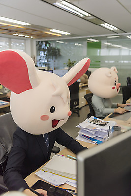 포토 JPG 여자 남자 실내 앉기 정장 상반신 20대 성인 두명 옆모습 30대 사무실 한국인 업무 돼지띠 돼지 비즈니스맨 비즈니스우먼 쥐띠 쥐 동료 쥐캐릭터 돼지캐릭터 동물탈 흰쥐 성인만 2020년 경자년 국내포토 옷 뷰포인트 동물캐릭터 비즈니스 포유류 관계 모션 사람 동양인 청년 내부 장년 십이지신 작업 직장인 설치류 연도 탈 파일형식
