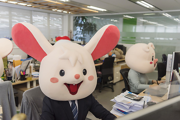 포토 JPG 여자 남자 실내 정장 상반신 20대 성인 두명 앞모습 옆모습 30대 사무실 한국인 업무 돼지띠 돼지 비즈니스맨 비즈니스우먼 쥐띠 쥐 동료 쥐캐릭터 돼지캐릭터 동물탈 흰쥐 성인만 2020년 경자년 국내포토 옷 뷰포인트 동물캐릭터 비즈니스 포유류 관계 사람 동양인 청년 내부 장년 십이지신 작업 직장인 설치류 연도 탈 파일형식