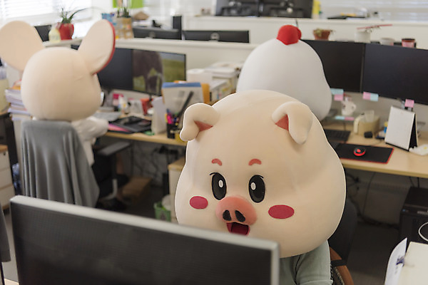 포토 JPG 여자 실내 앉기 정장 상반신 20대 성인 앞모습 뒷모습 세명 사무실 한국인 닭띠 닭 업무 돼지띠 돼지 비즈니스우먼 쥐띠 쥐 동료 닭캐릭터 쥐캐릭터 돼지캐릭터 동물탈 흰쥐 여자만 성인여자만 2020년 경자년 국내포토 옷 뷰포인트 동물캐릭터 비즈니스 포유류 관계 모션 조류 사람 동양인 청년 내부 십이지신 작업 직장인 설치류 연도 탈 성인만 파일형식