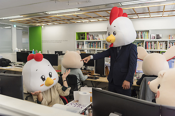 포토 JPG 여자 남자 40대 중년 실내 서기 앉기 정장 여러명 상반신 20대 성인 앞모습 뒷모습 30대 사무실 한국인 가리킴 닭띠 닭 업무 돼지띠 돼지 비즈니스맨 비즈니스우먼 쥐띠 쥐 지시 상사 동료 리더 닭캐릭터 쥐캐릭터 돼지캐릭터 지적 동물탈 흰쥐 2020년 경자년 팀장 국내포토 옷 뷰포인트 동물캐릭터 다수 비즈니스 포유류 관계 모션 조류 사람 동양인 손짓 청년 내부 장년 십이지신 작업 직장인 설치류 연도 탈 파일형식