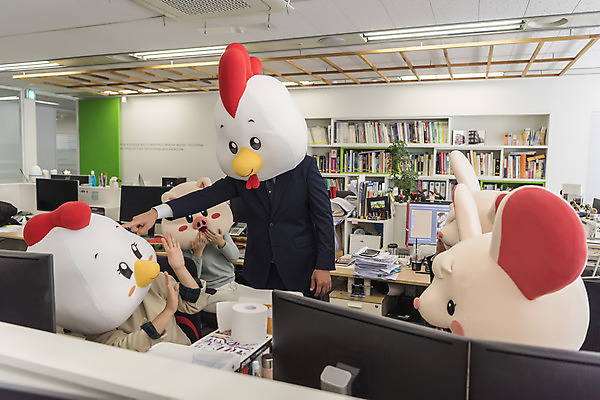 포토 JPG 여자 남자 40대 중년 실내 서기 앉기 정장 여러명 상반신 20대 성인 앞모습 30대 사무실 한국인 가리킴 닭띠 닭 업무 돼지띠 돼지 비즈니스맨 비즈니스우먼 쥐띠 쥐 지시 상사 동료 리더 닭캐릭터 쥐캐릭터 돼지캐릭터 지적 동물탈 흰쥐 2020년 경자년 팀장 국내포토 옷 뷰포인트 동물캐릭터 다수 비즈니스 포유류 관계 모션 조류 사람 동양인 손짓 청년 내부 장년 십이지신 작업 직장인 설치류 연도 탈 파일형식