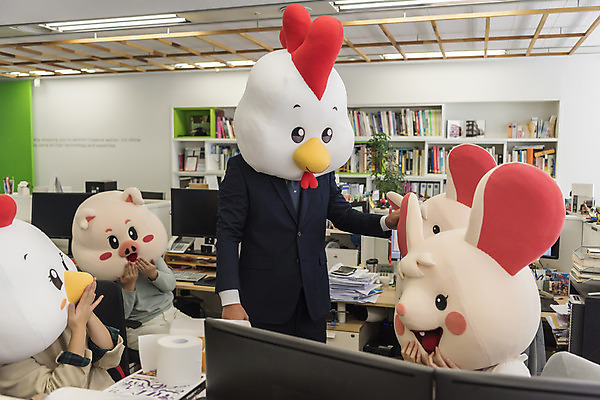 포토 JPG 여자 남자 40대 중년 실내 서기 앉기 정장 여러명 상반신 20대 성인 앞모습 30대 사무실 한국인 가리킴 닭띠 닭 업무 돼지띠 돼지 비즈니스맨 비즈니스우먼 쥐띠 쥐 지시 상사 동료 리더 닭캐릭터 쥐캐릭터 돼지캐릭터 지적 동물탈 흰쥐 2020년 경자년 팀장 국내포토 옷 뷰포인트 동물캐릭터 다수 비즈니스 포유류 관계 모션 조류 사람 동양인 손짓 청년 내부 장년 십이지신 작업 직장인 설치류 연도 탈 파일형식