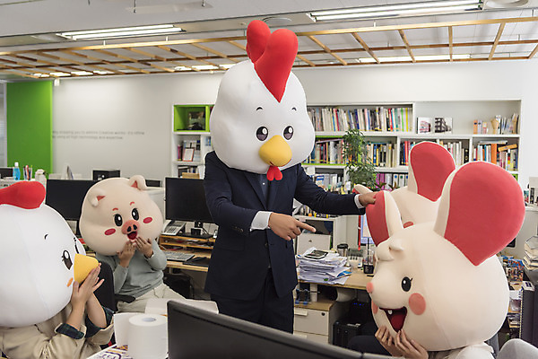 포토 JPG 여자 남자 40대 중년 실내 서기 앉기 정장 여러명 상반신 20대 성인 앞모습 30대 사무실 한국인 가리킴 닭띠 닭 업무 돼지띠 돼지 비즈니스맨 비즈니스우먼 쥐띠 쥐 지시 상사 동료 리더 닭캐릭터 쥐캐릭터 돼지캐릭터 지적 동물탈 흰쥐 2020년 경자년 팀장 국내포토 옷 뷰포인트 동물캐릭터 다수 비즈니스 포유류 관계 모션 조류 사람 동양인 손짓 청년 내부 장년 십이지신 작업 직장인 설치류 연도 탈 파일형식